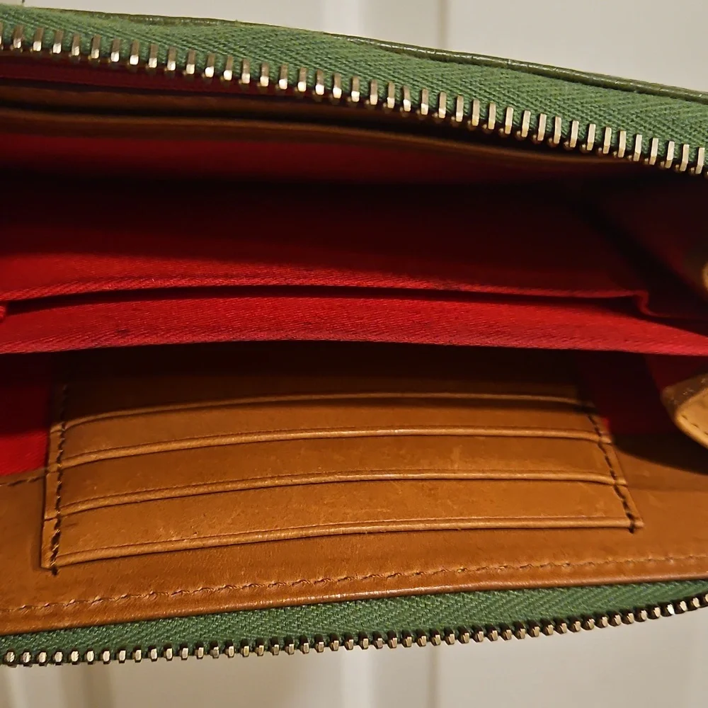 Dooney & Bourke Pebbled Leather Zip Wallet - EUC - Picture 3 of 9